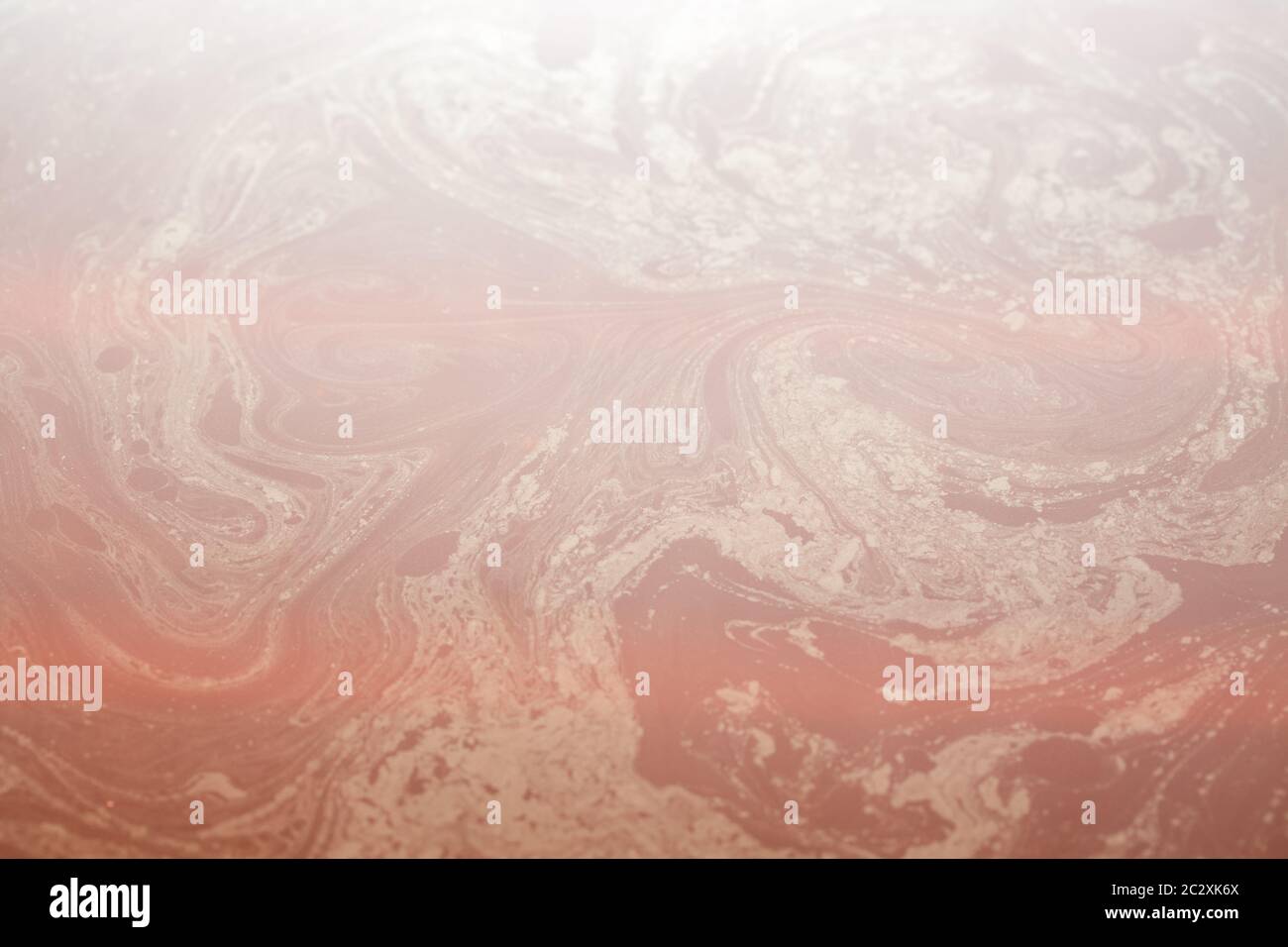 Öl auf der Wasseroberfläche, Ölpest auf schmutzigem Wasser Hintergrund Stockfoto