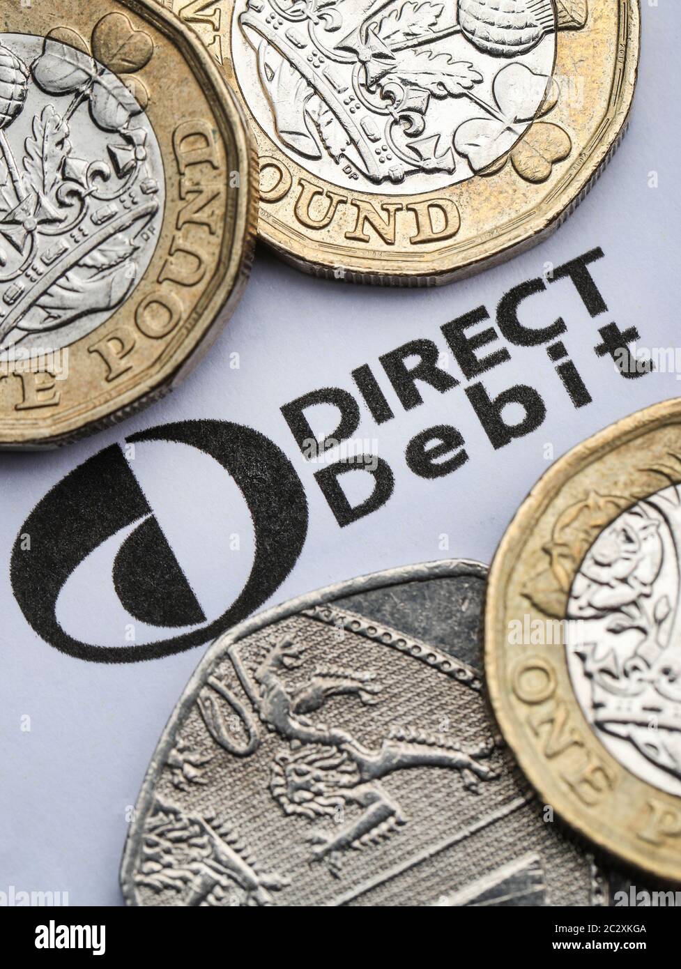 Lastschriftformular mit britischer Währung. Viele Menschen zahlen ihre Gas- und Stromrechnungen in Großbritannien über Direct Debit. Stockfoto