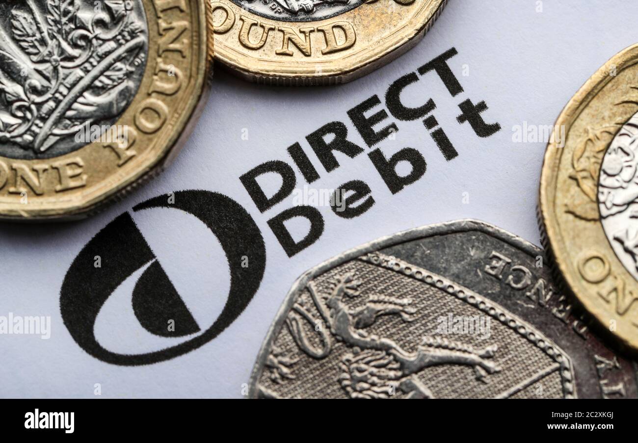 Lastschriftformular mit britischer Währung. Viele Menschen zahlen ihre Gas- und Stromrechnungen in Großbritannien über Direct Debit. Stockfoto