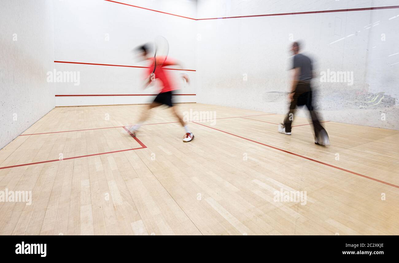 Squash-Spieler in Aktion auf einen Squash-Court (verschwommenes Bild Bewegung, getönten Farbbild) Stockfoto