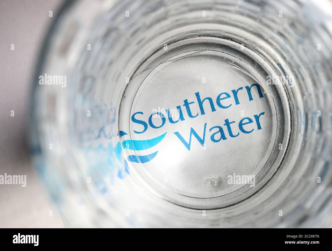 Südstaaten-Wasserrechnung mit einem Glas Wasser Stockfoto