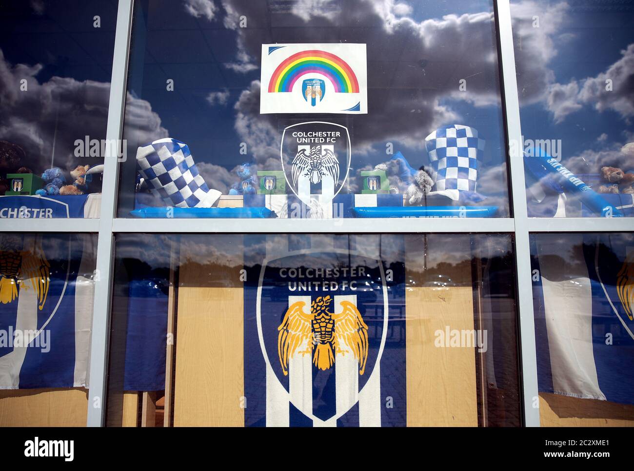 Ein Regenbogenschild in einem Fenster im Stadion vor der Sky Bet League zwei Play-off Halbfinale erste Etappe Spiel im JobServe Community Stadium, Colchester. Stockfoto