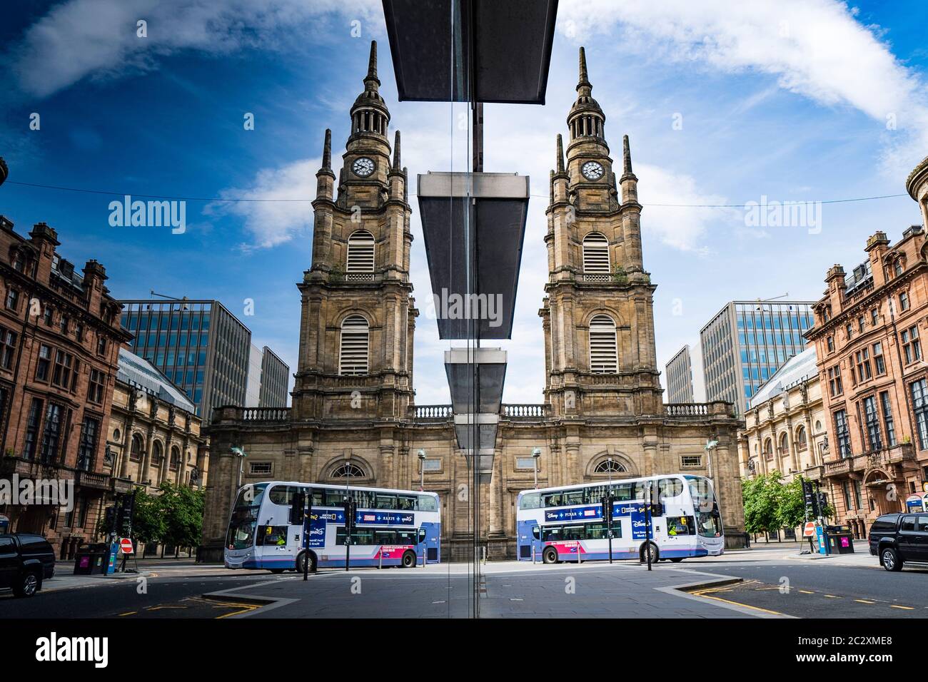 Der erste öffentliche Doppeldecker-Bus des Unternehmens spiegelt sich im Schaufenster im Stadtzentrum von Glasgow, Schottland, Großbritannien, wider Stockfoto