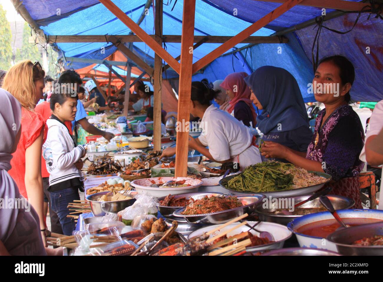 Menschen in asiatischen Markt verkaufen Obst, Gemüse und andere Lebensmittel in den Straßen von Mataram, Lombok, Indonesien. Es ist während puasa, bef Stockfoto