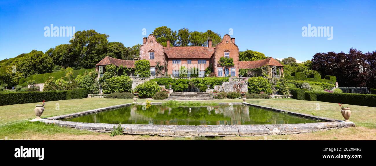 Das atemberaubende Port Lympne Mansion Hotel und die terrassenförmig angelegten Gärten, Kent, England. Aspinall Port Lympne Tierreservat, Wild Animal Park Stockfoto