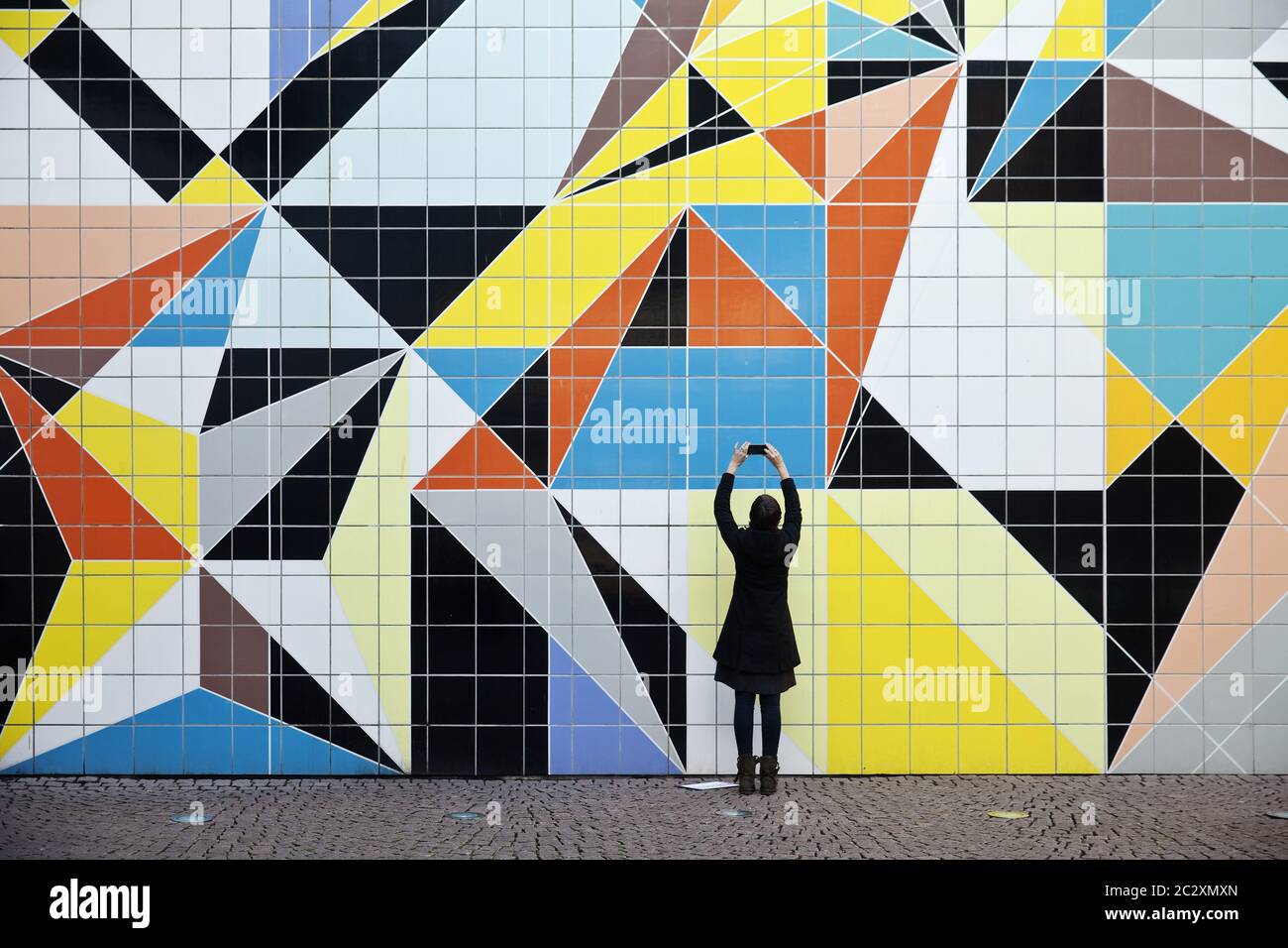 Frau, die ein Foto des Kunstwerks Hornet, Düsseldorf, Nordrhein-Westfalen, Deutschland, Europa macht Stockfoto