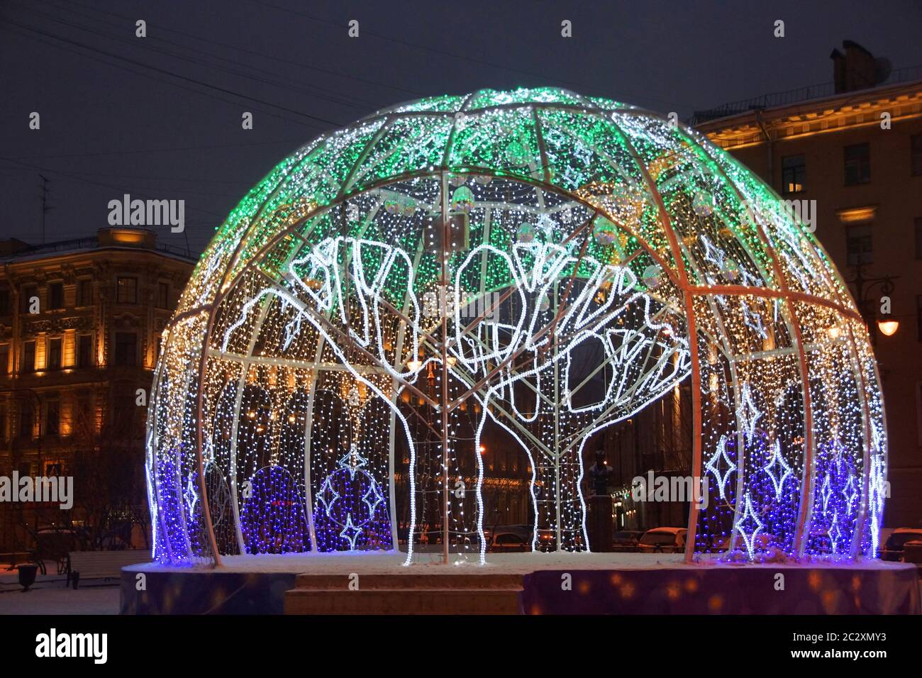Spazieren Sie entlang der Nacht für das neue Jahr St. Petersburg dekoriert Stockfoto