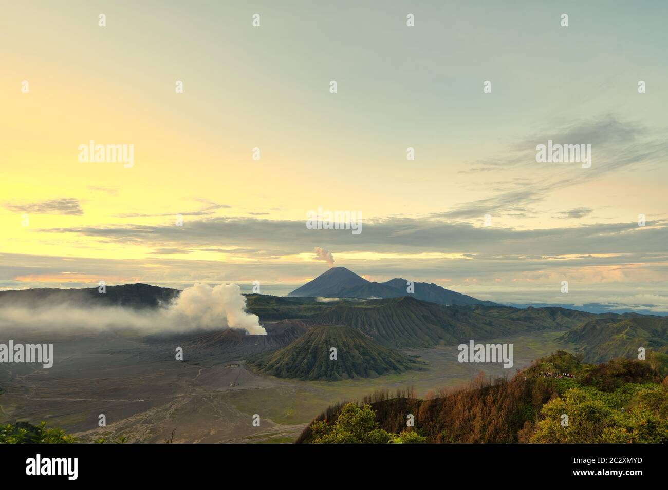 Warten auf den goldenen Sonnenuntergang auf dem wunderschönen Vulkan Berg Stockfoto
