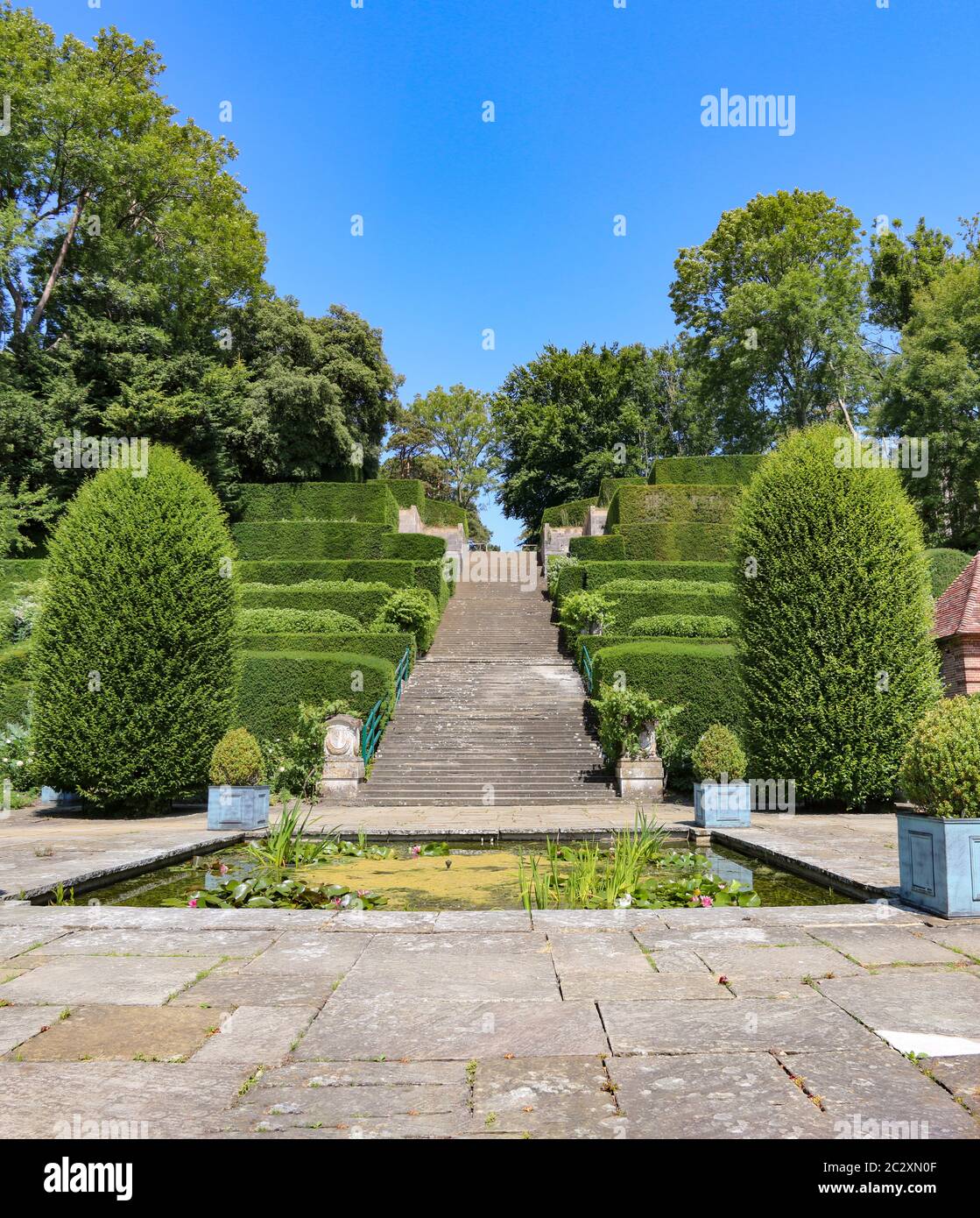 Das atemberaubende Port Lympne Mansion Hotel und die terrassenförmig angelegten Gärten, Kent, England. Aspinall Port Lympne Tierreservat, Wild Animal Park Stockfoto