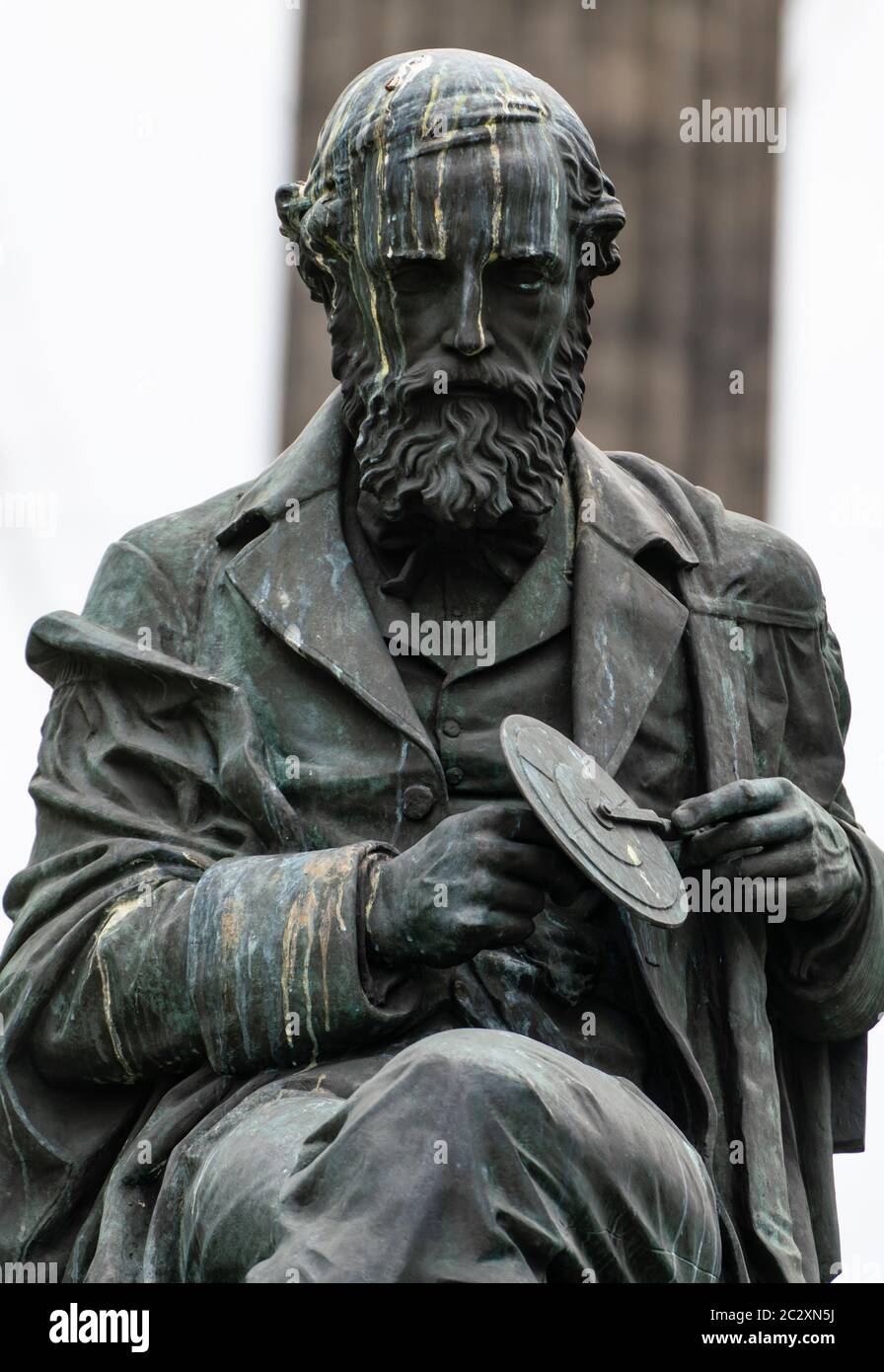 Statue von James Clerk Maxwell auf der George Street, Edinburgh, Schottland, Großbritannien Stockfoto