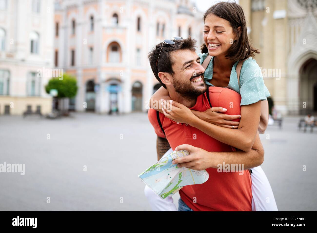 Glückliches Paar im Urlaub Sightseeing Stadt mit Karte Stockfoto Glückliches Paar im Urlaub Sightseeing Stadt mit Karte Stockfoto