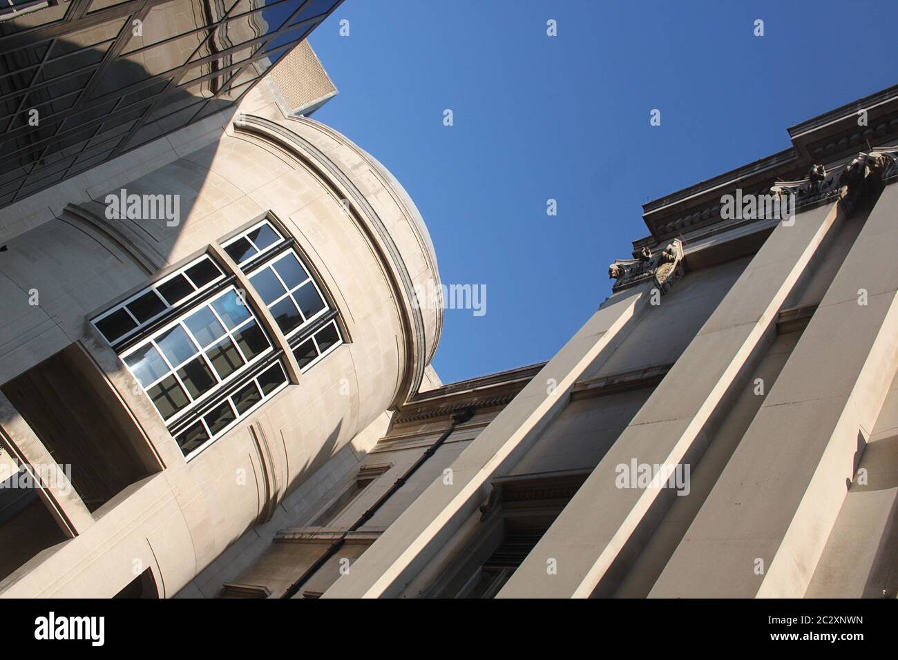 Die Verbindungsrotunde zwischen dem Sainsbury-Flügel und dem Wilkins-Gebäude der National Gallery, Trafalgar Square, London Stockfoto