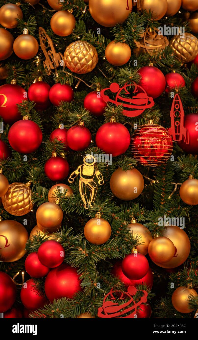 Weihnachtsbaum mit goldenen Kugeln Ornamente. Geschmückter Weihnachtsbaum aus der Nähe. Bälle und beleuchtete Girlande mit Taschenlampen. Neu Stockfoto