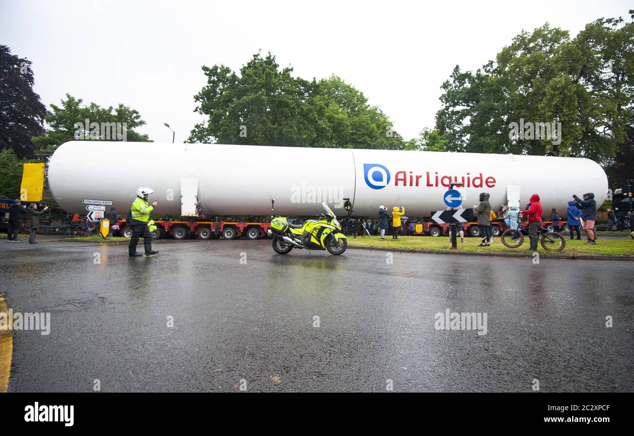 Ein leerer kolossaler ‘Air Liquide’ Sauerstofftank für medizinische Zwecke, der auf einem 50 m langen Lastwagen über vier Eichen, Sutton Coldfield, transportiert wird. Stockfoto