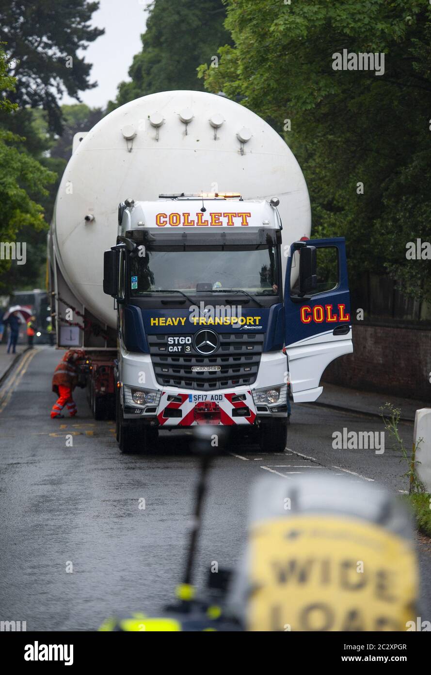 Ein leerer kolossaler ‘Air Liquide’ Sauerstofftank für medizinische Zwecke, der auf einem 50 m langen Lastwagen über vier Eichen, Sutton Coldfield, transportiert wird. Stockfoto