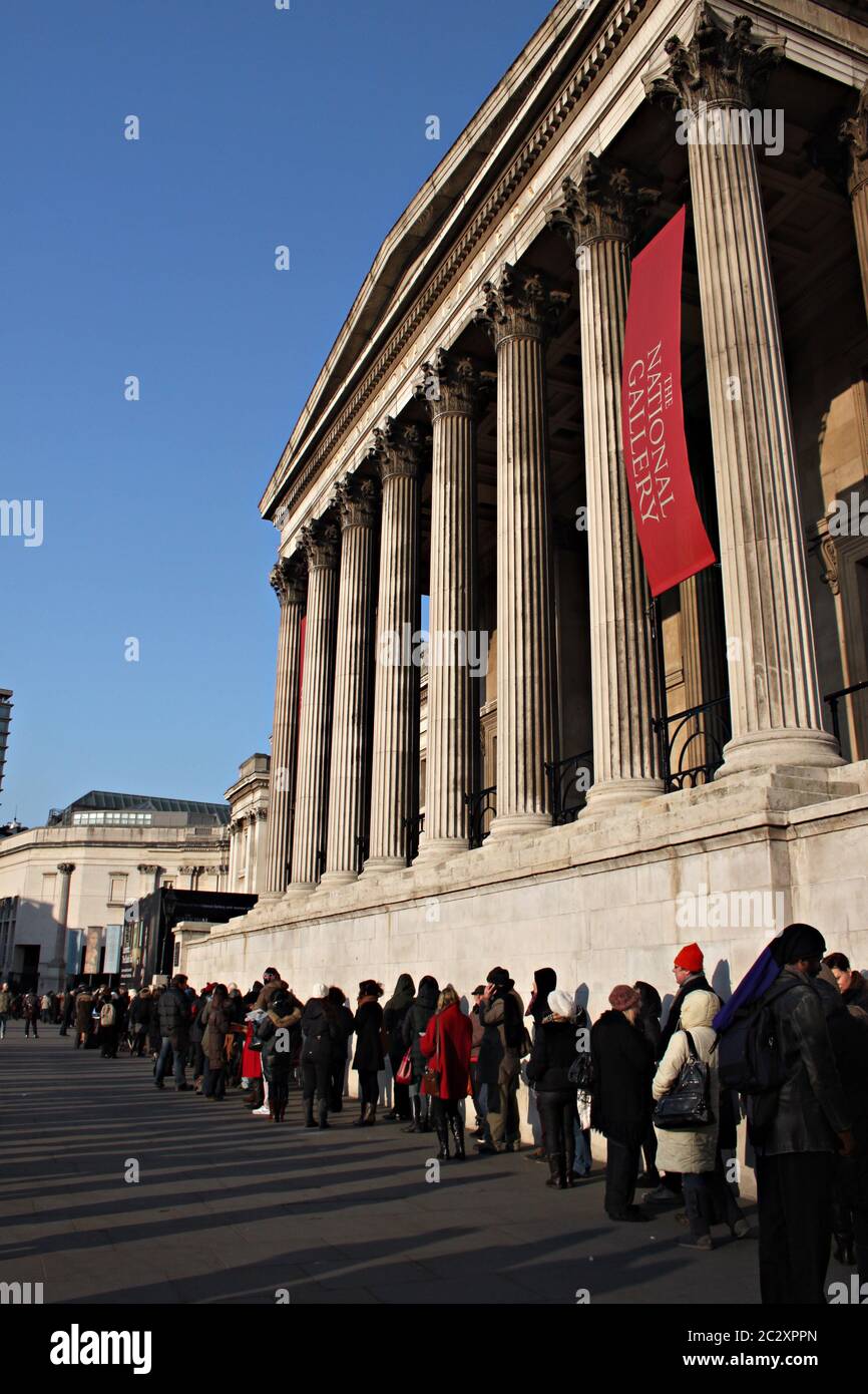 Warteschlangen vor der Nationalgalerie, London, warten auf den Besuch der Blockbuster-Ausstellung 'Leonardo da Vinci: Maler am Hof von Mailand', 2011. Stockfoto