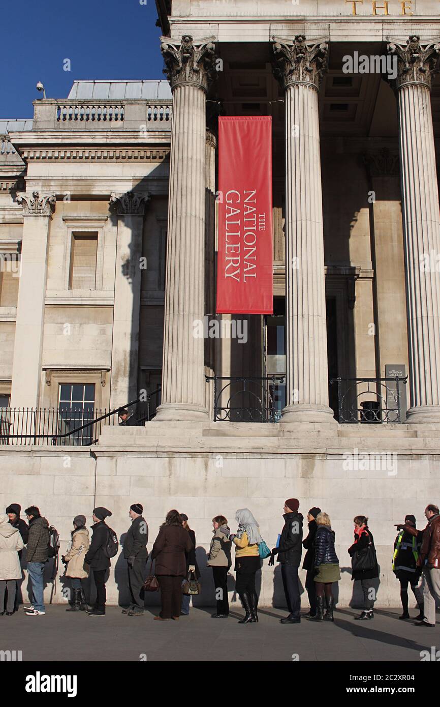 Warteschlangen vor der Nationalgalerie, London, warten auf den Besuch der Blockbuster-Ausstellung 'Leonardo da Vinci: Maler am Hof von Mailand', 2011. Stockfoto