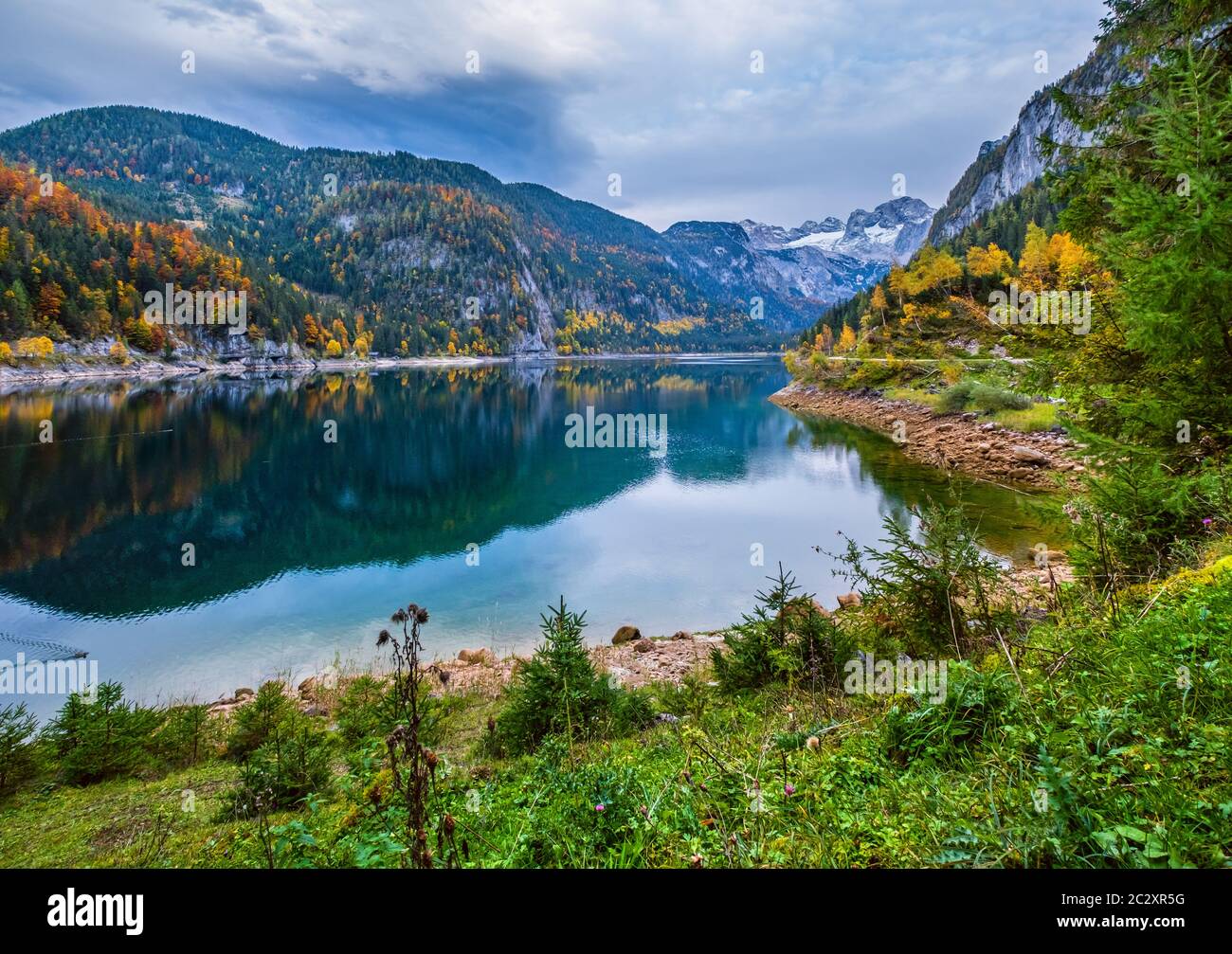 Gosauseen oder Vorderer Gosausee, Oberösterreich. Herbst Alpen Bergsee mit klarem, transparentem Wasser und Reflexionen. Stockfoto