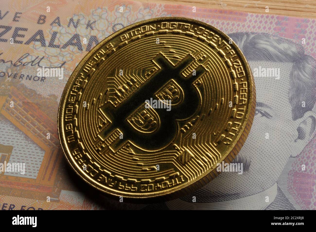 Neuseeländische Währung mit dem Bitcoin-Symbol Stockfoto