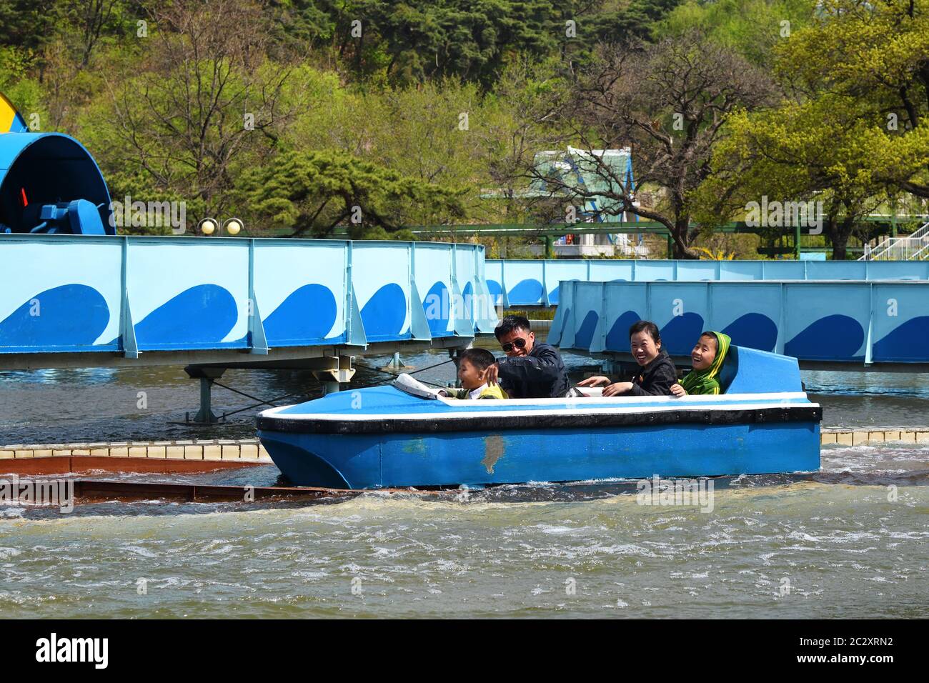 Pjöngjang, Nordkorea - 1. Mai 2019: Glückliche Familie beim Bootsfahren auf dem Wasser Attraktion im Taesongsan Funfair. Ist ein Vergnügungspark in Taeso Stockfoto