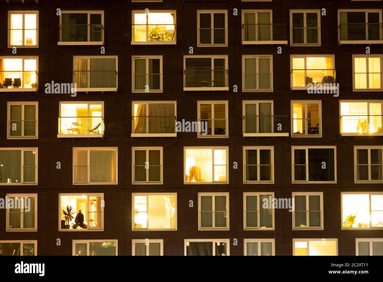 Modernes Apartmentgebäude in der Abenddämmerung Stockfoto