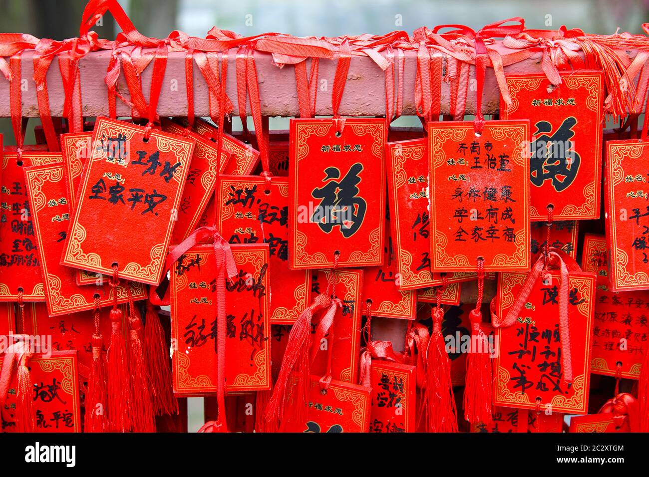 Abbildung mehrerer chinesischer roter Umschläge ('lai See' auf Kantonesisch und 'hong bao' auf Mandarin) mit chinesischen Inschriften. Diese Umschläge sollen Stockfoto