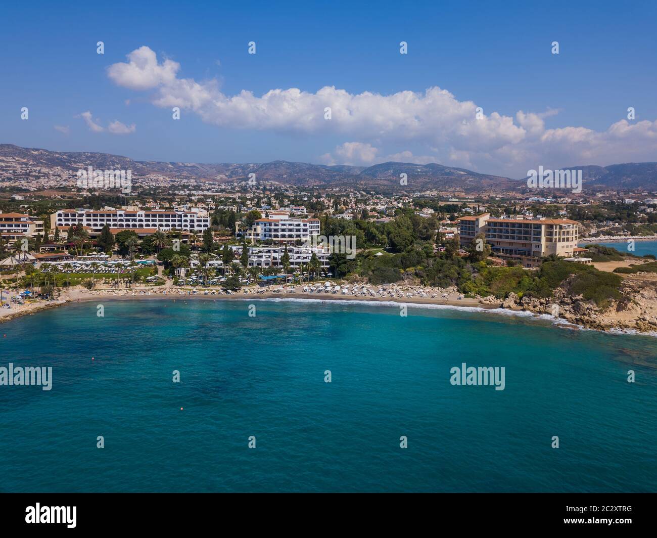 Korallenstrand in Paphos Zypern - Luftaufnahme Stockfoto