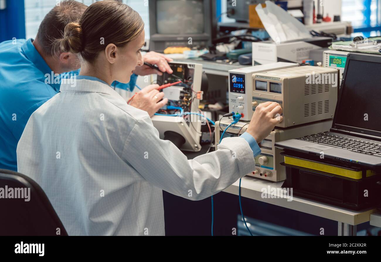 Zwei Elektronikentwickler auf dem Laborprüfstand messen ein neues Produkt für die EMV-Konformität Stockfoto