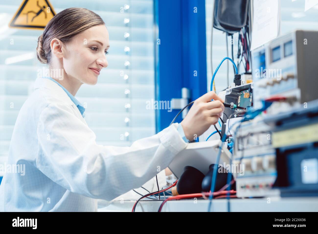 Ingenieurin Frau, die elektronische Produkte auf dem Prüfstand in ihrem Labor auf EMV-Konformität misst Stockfoto