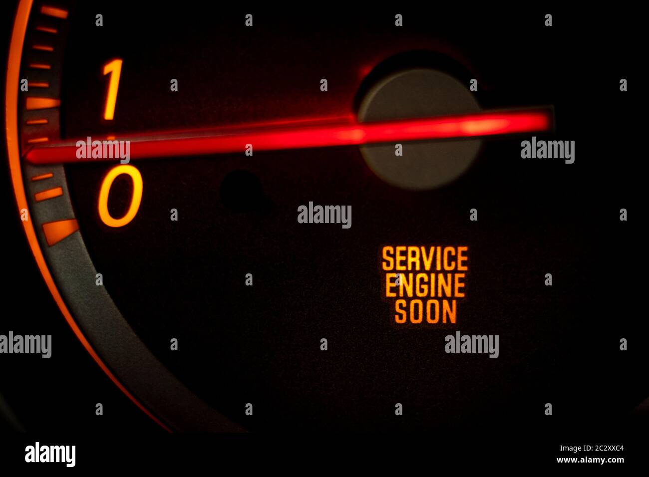 „SERVICE ENGINE SOON“ Licht auf dem Armaturenbrett des Autos, das Service oder Reparatur braucht Stockfoto