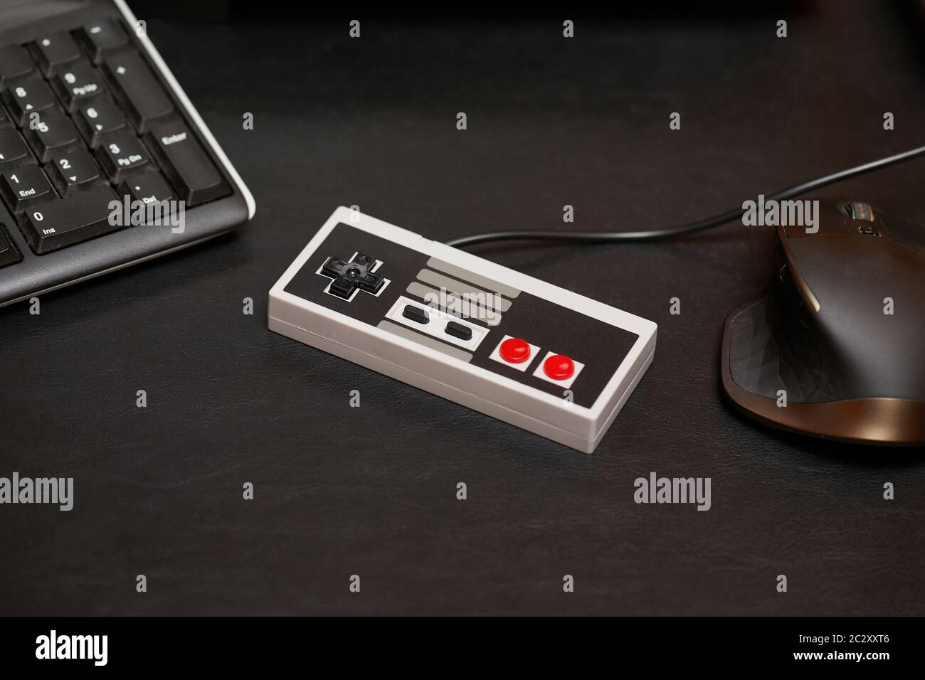 Alte Videospiel-Controller auf einem Schreibtisch Stockfoto