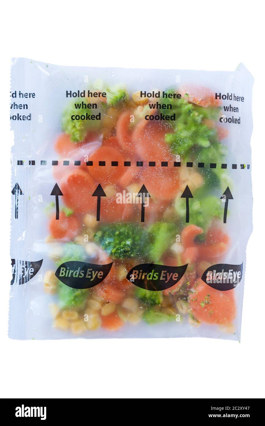 Individuelle Tasche mit Birds Eye Steam frisches gefrorenes gemischtes Gemüse aus Family Favorite Mix Gemüse isoliert auf weißem Hintergrund Stockfoto