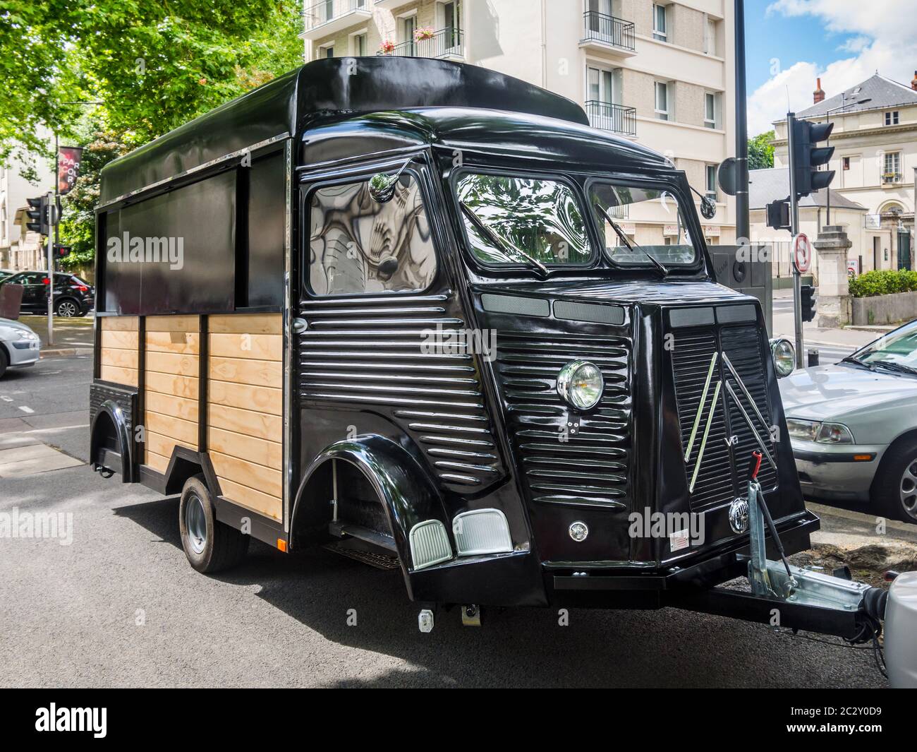Ungewöhnlicher Citroen Typ-H van liebevoll einen Spitznamen "Tete de Cochon" (Schweinsnase) in einen Anhänger für ein mobiles Unternehmen umgewandelt - Tours, Frankreich. Stockfoto
