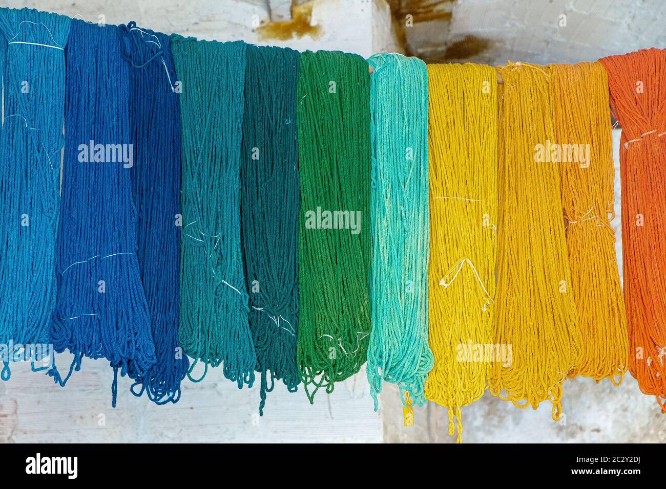 Wolle und Garne gefärbt von Blau auf Orange bei den Shows Stockfoto