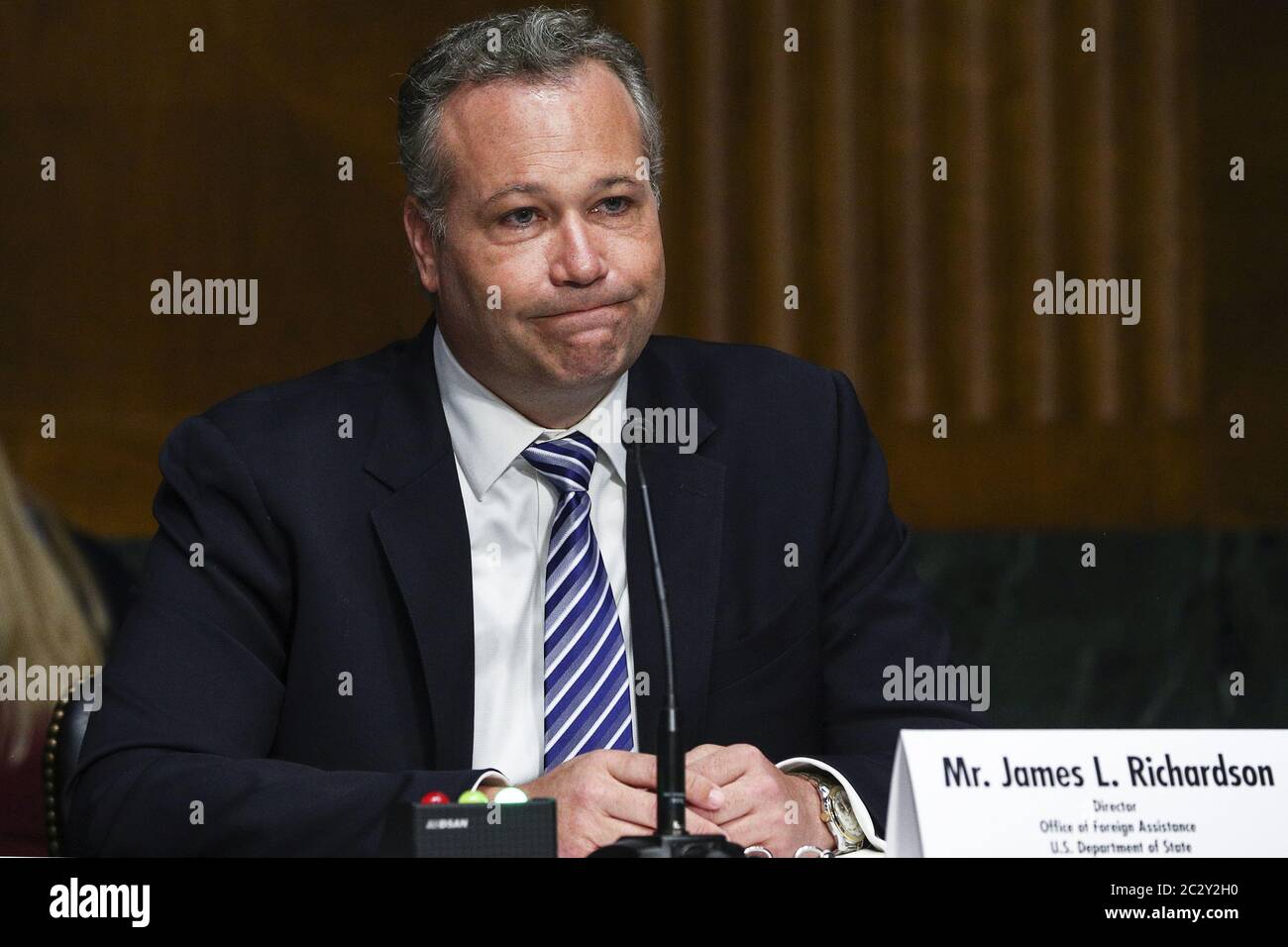 Washington, Usa. Juni 2020. James Richardson (R), Direktor des Außenministeriums, bezeugt während einer Anhörung des Senats für Außenbeziehungen über die Reaktion der US-amerikanischen internationalen Coronavirus-Krankheit (COVID-19) auf dem Capitol Hill in Washington, DC am 18. Juni 2020. Poolfoto von Tom Brenner/UPI Kredit: UPI/Alamy Live News Stockfoto