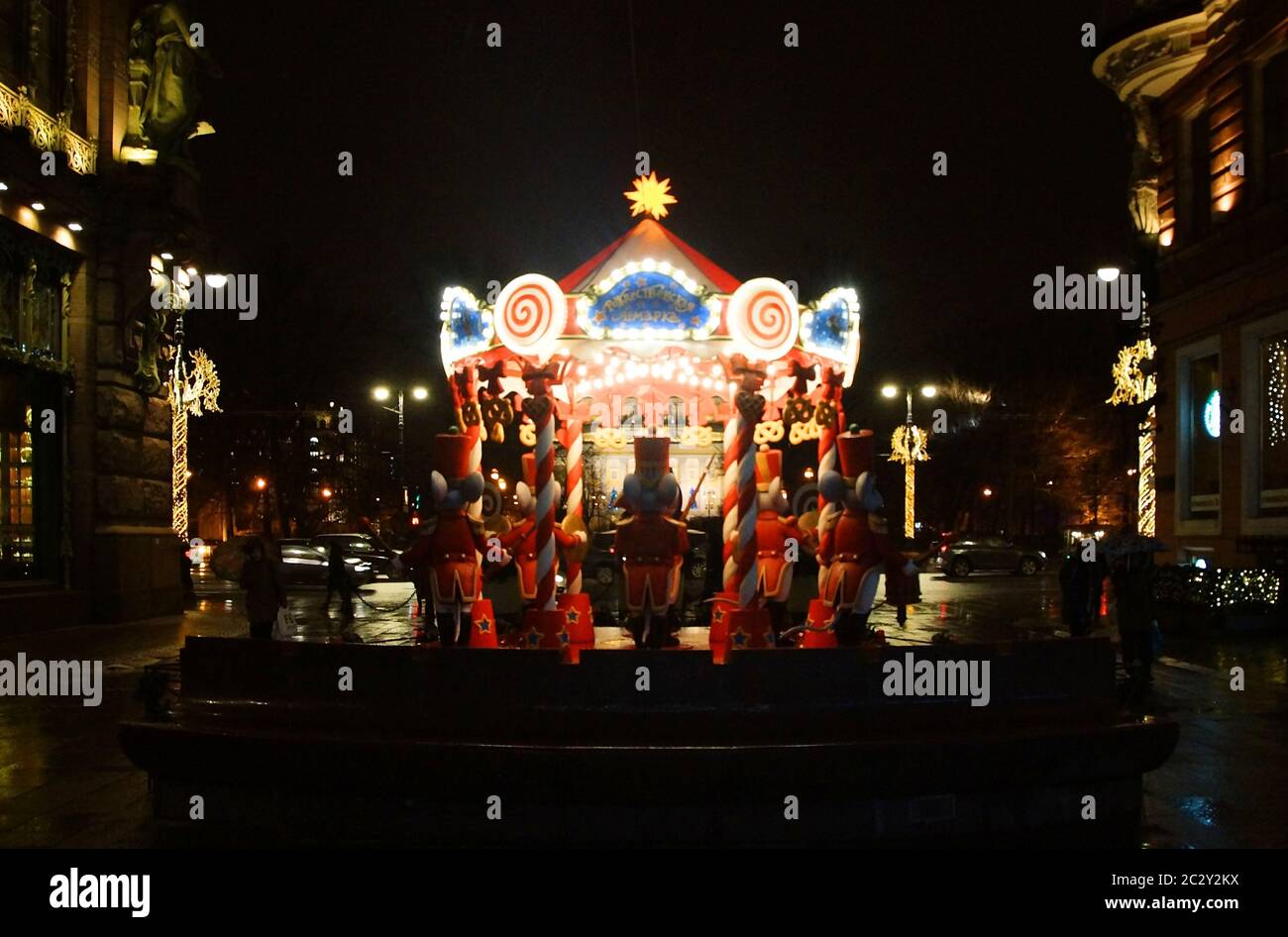 Spazieren Sie entlang der Nacht, die für das Neujahrsfest in Petersburg dekoriert ist Stockfoto