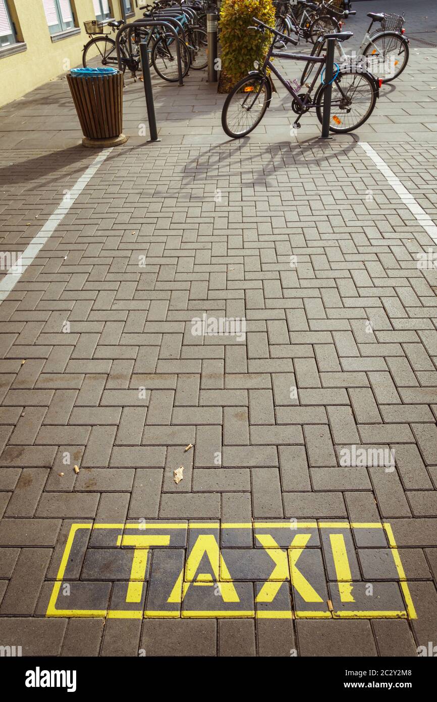 19. Oktober 2018 Deutschland. Klinik Helios Krefeld. Fahrrad ökologische Verkehrsmittel in Europa. Fahrradparkplatz auf dem Gelände Stockfoto