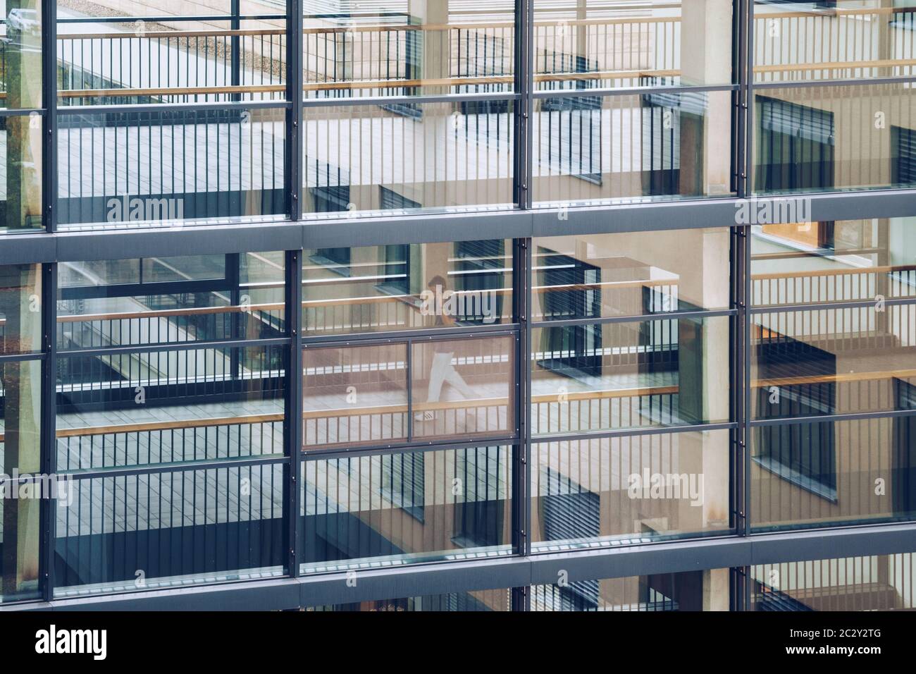 19. Oktober 2018. Deutschland Helios Klinikum Krefeld. Doktor Doktor gehen entlang Korridor zwischen den Stationen der Klinik auf dem Boden bewegen Stockfoto