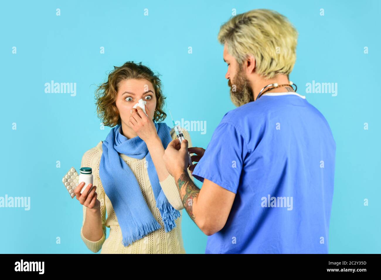 Verletzungen verursachen. Arzt und Patient diskutieren Behandlung. Beratung über die Diagnose von Krankheiten. Arzt und Patient Treffen im Krankenhaus. Healthcare Professionals. Gesundheitswesen und Medizin. Stockfoto