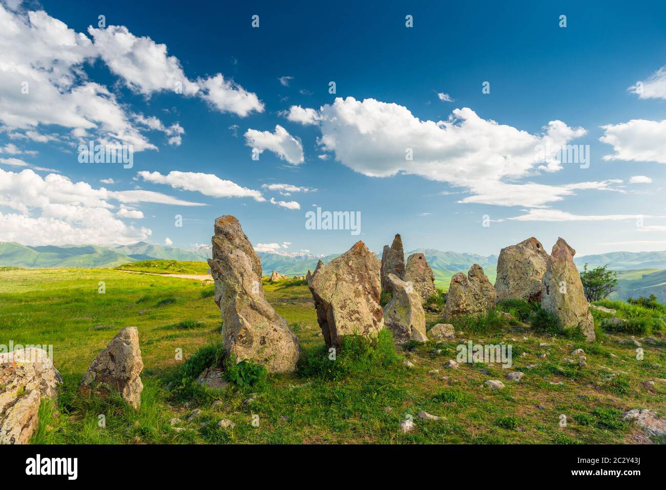 Geheimnisvolle Steine mit runden Löchern in Karahunj - Armenian Stonehenge, Zorats Karer, Armenien Stockfoto
