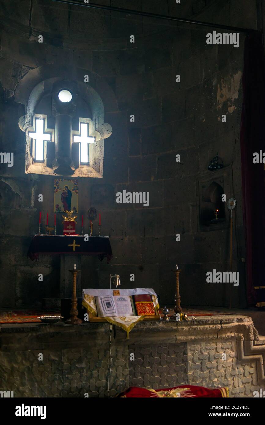 Fenster in Form eines Kreuzes, Blick auf den Altar des Tempels im Kloster Tatev, Armenien Stockfoto