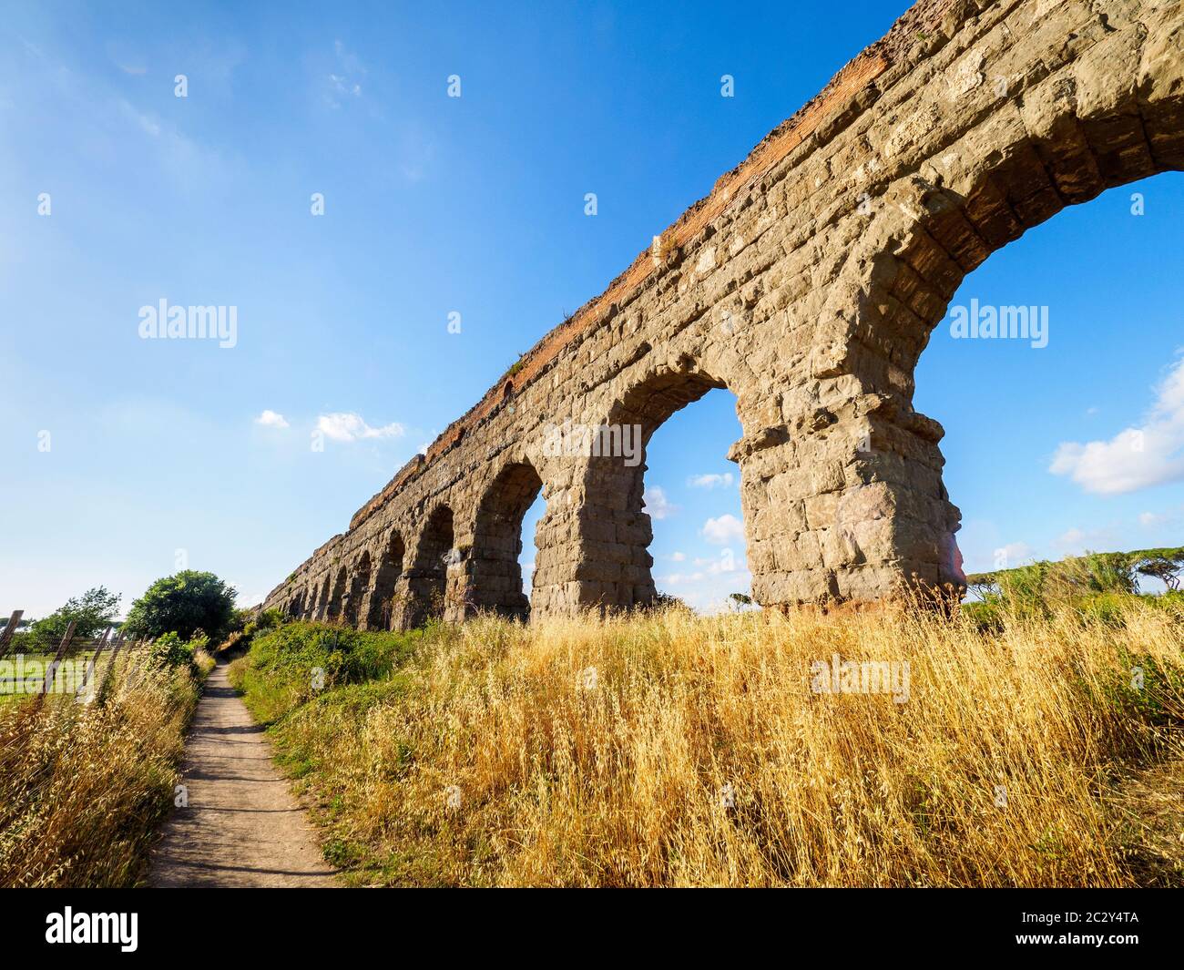 Acquedotto Claudio (Claudianischer Aquädukt) Antike römische Aquädukt Ruinen zwischen der Via Tuscolana und der Via Appia nuova - Rom, Italien Stockfoto