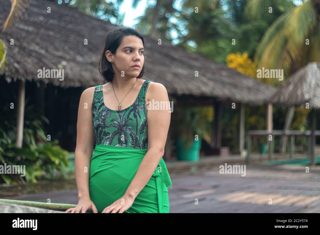 Frau posiert vor einem Touristenlager, während sie den Horizont anstarrt Stockfoto