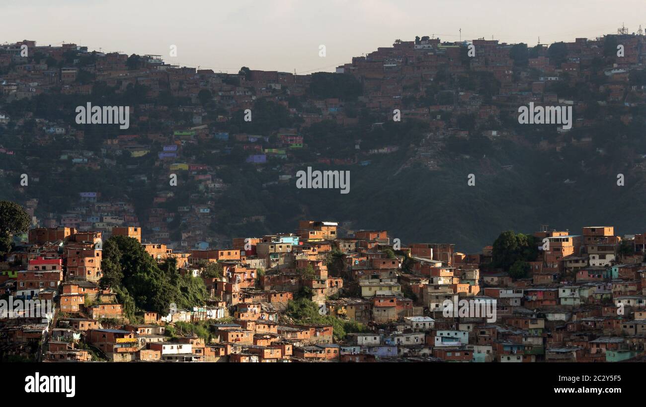 Blick auf ein beliebtes Viertel in der Gegend von San Agustin in Caracas, Venezuela Stockfoto