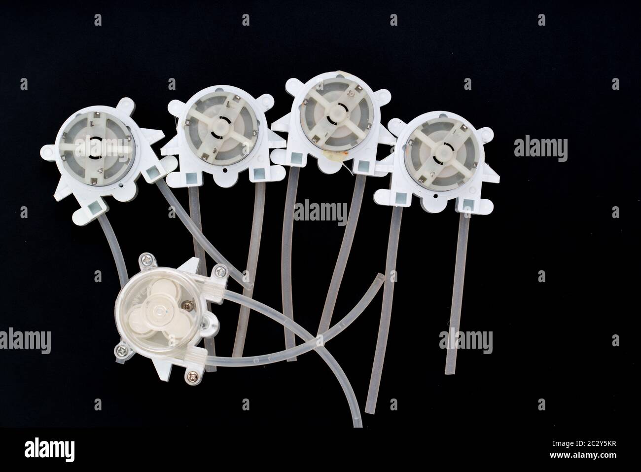 Peristaltikpumpe auf schwarzem Hintergrund Stockfoto
