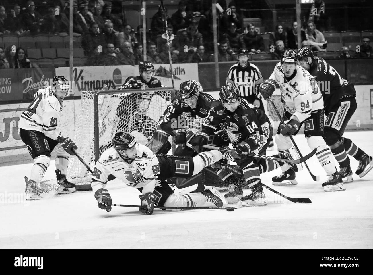 Linköping, Schweden 20191230 Mathias Bromé auf Platz 86 von Örebro gegen den 84 von Linköping Jimmy Andersson beim Spiel in der SHL zwischen Linköping HC und Örebro HK in der Saab Arena. Foto Jeppe Gustafsson Stockfoto