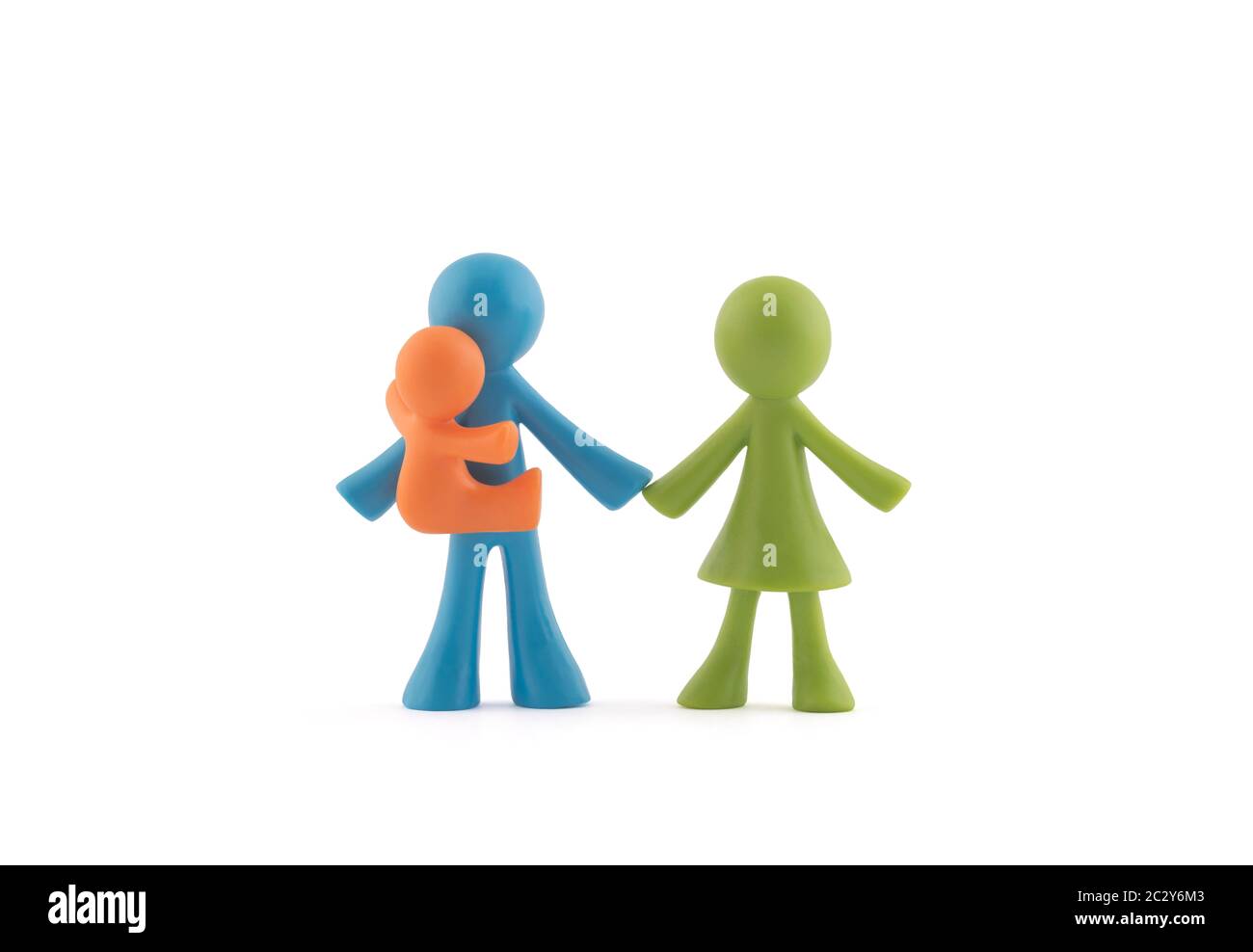 Bunte Familien-Figurinen auf weißem Hintergrund mit Beschneidungspfad Stockfoto