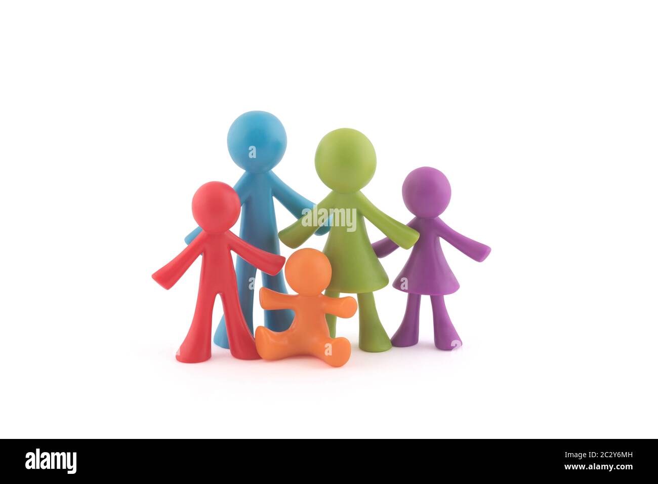 Bunte Familien-Figurinen auf weißem Hintergrund mit Beschneidungspfad Stockfoto
