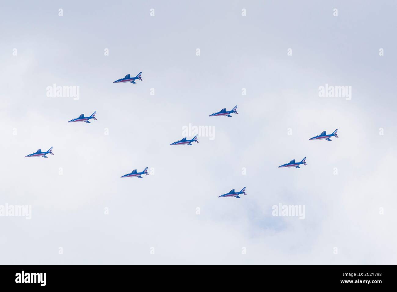 Feste Formation der 9 Flugzeuge, die die französische Luftwaffe anzeigen Team- Patrouille Akrobatique de France Stockfoto