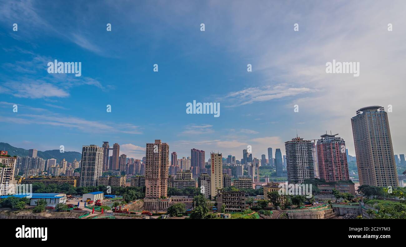 Chongqing, China - August 2019: Panoramablick auf das große Hochhaus Wohn- und Geschäftshäusern im Stadtteil Jiefangbei in der Innenstadt Stockfoto